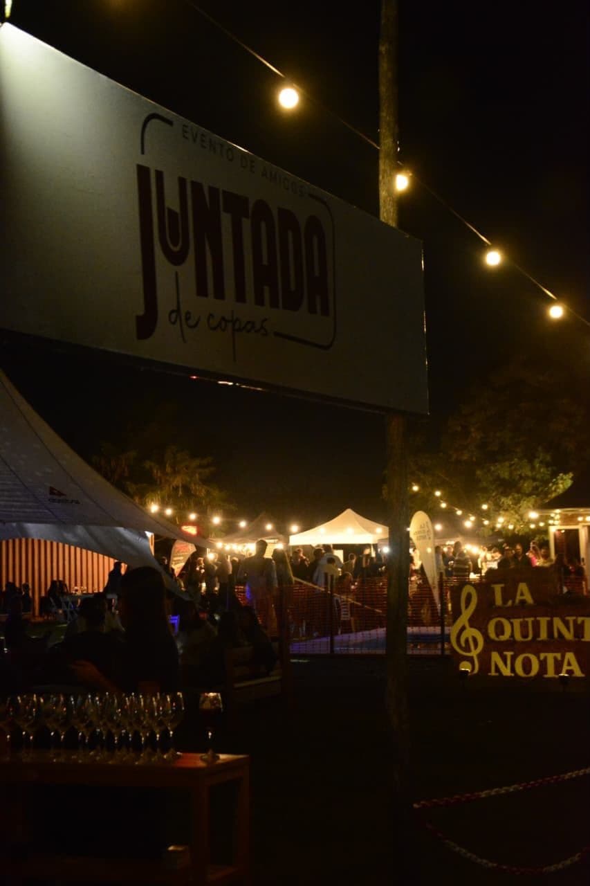 La primera Juntada de noche: el cartel, las luces y la gente